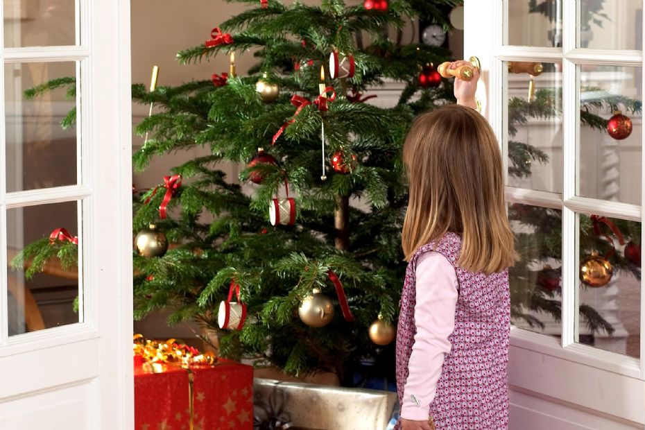 En underlig skik at have et pyntet grantr� i stuen