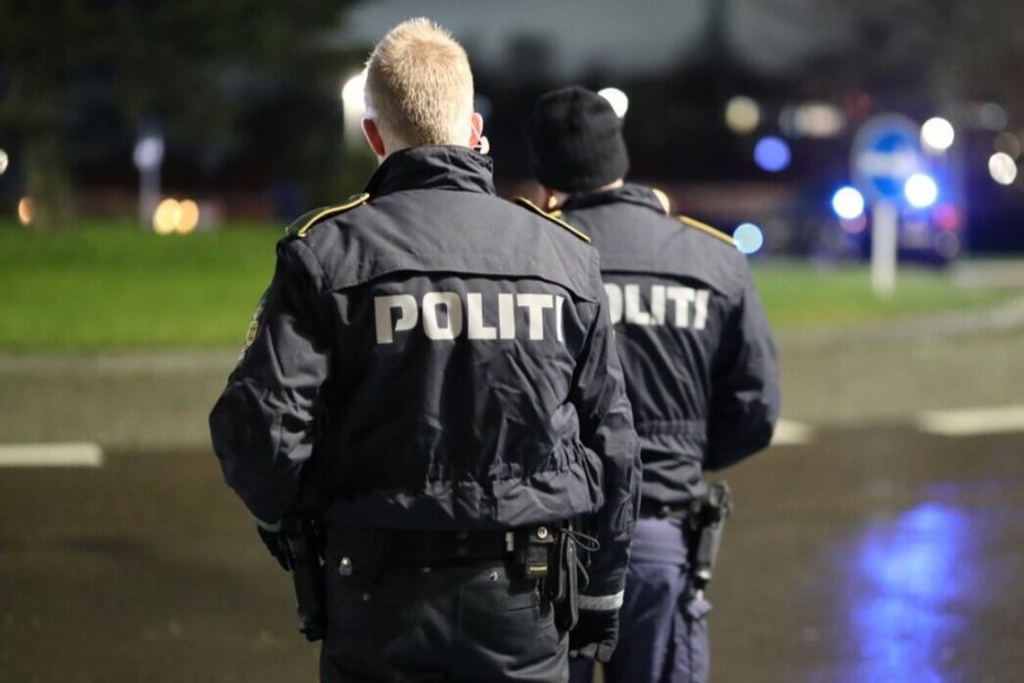 Fyrv�rkeri kastet mod folk ved busstoppested