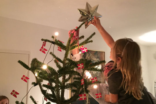 Stjernen topper de fleste danske juletr�er
