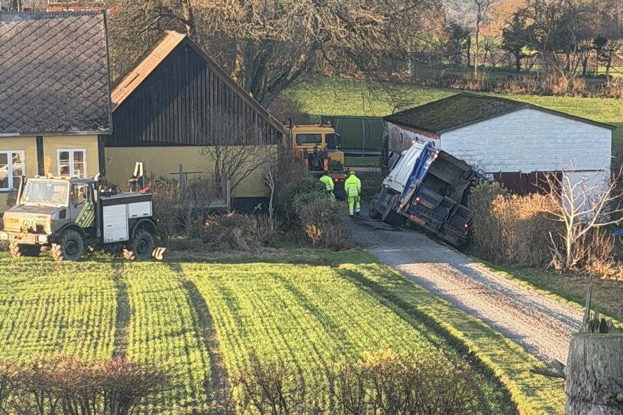 Skraldebil k�rte af vejen � fri efter seks timer
