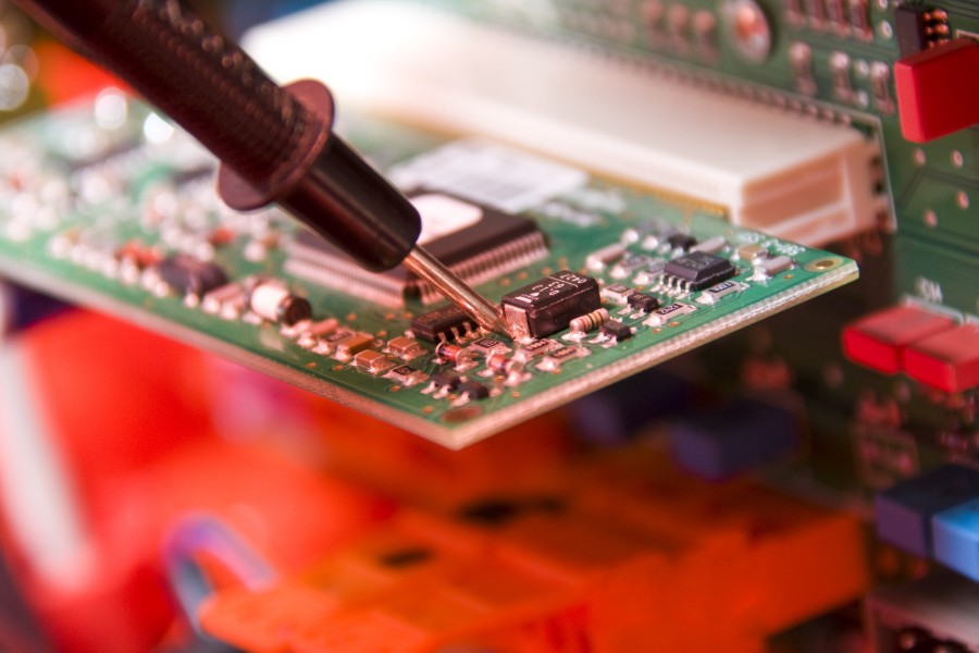 Elektronikfirma med fald i indtjening