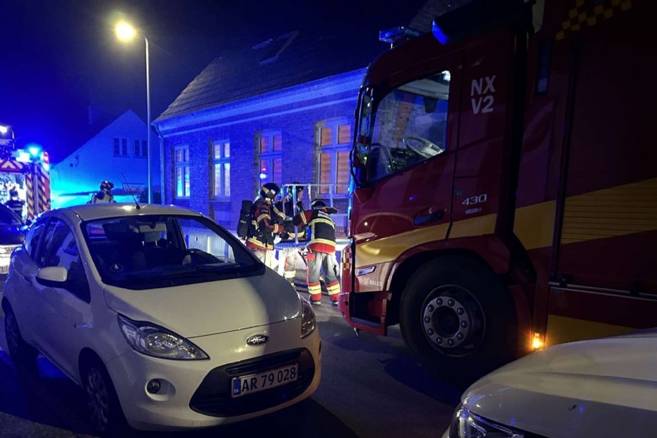 Skraldespand brændte inde i hus