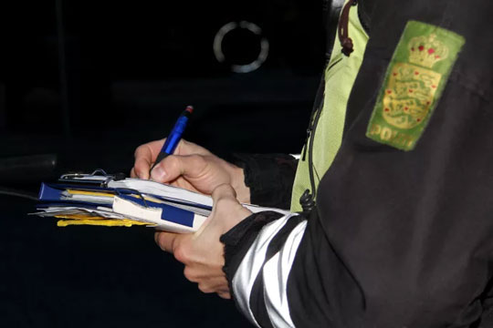 To bilister sigtet for mobilbrug under k�rsel