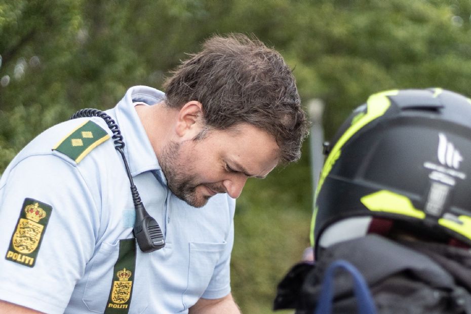 Politi stopper ulovlige knallerter i R�nne