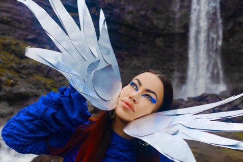 Aura Dione vender hjem til Bornholm