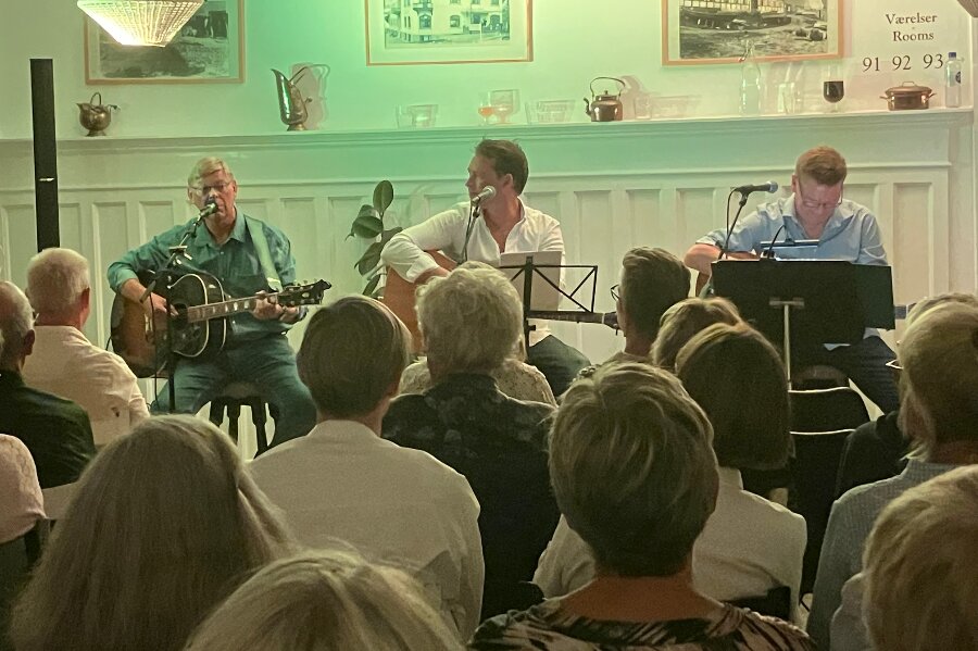 Tre troubadurer satte gang i Sandvig