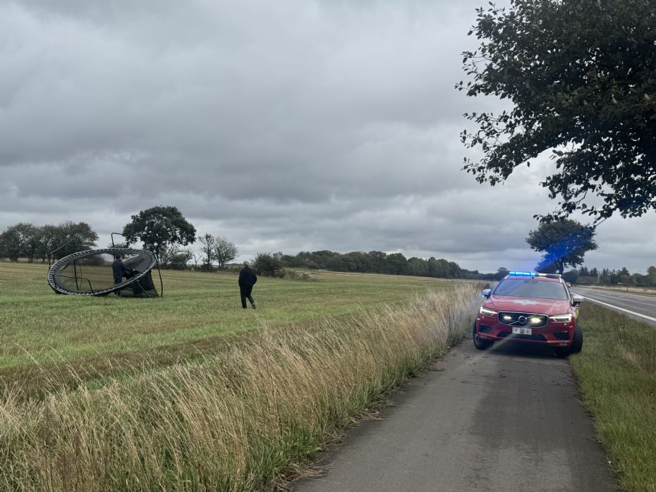 Trampolin bl�ste over vej ved Aakirkeby