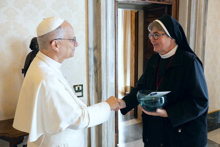 Bornholmsk glaskunst for�ret til paven i Rom