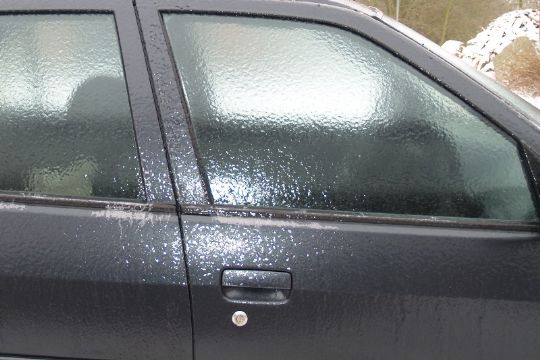 Undg� at bilens d�re fryser fast