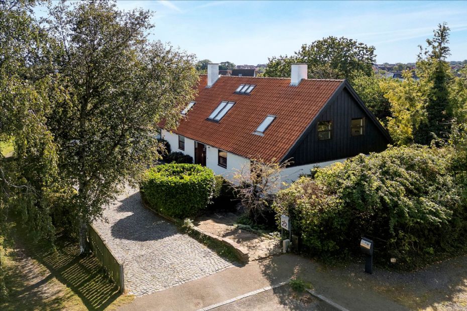 Rummelig kvalitetsvilla i rolige omgivelser i Nex�