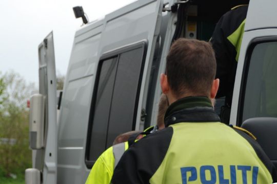 Chauff�r k�rte i R�nne i farlig lastbil