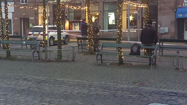 S�ndag 18-1-26 - 10:59 Tre m�nd anholdt efter trusler mod fris�r i R�nne