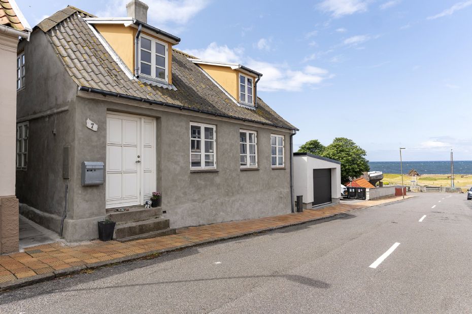 Tidl�st byhus f� skridt fra havn og bystrand i Hasle