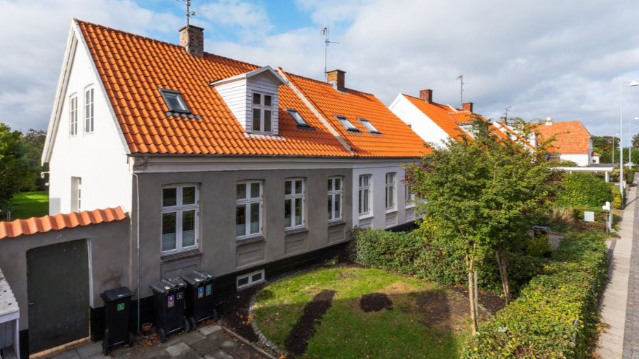Charmerende byhus med sk�n have centralt i R�nne