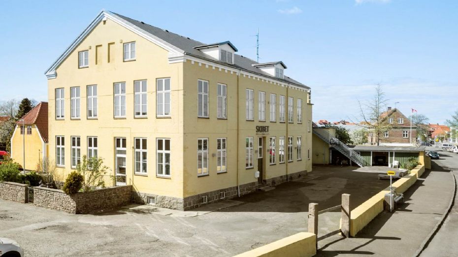 Ejendom med 17 boliger i Nex� til salg