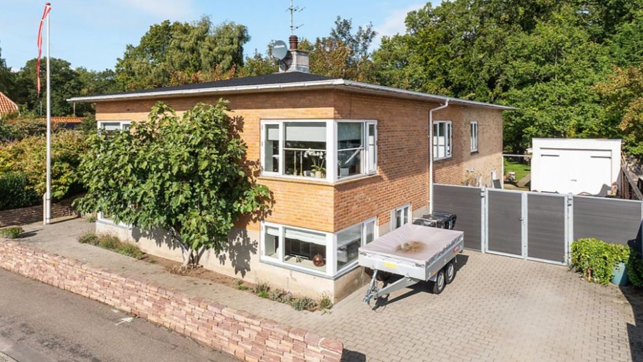 Attraktiv funkisvilla med pragtfuld have