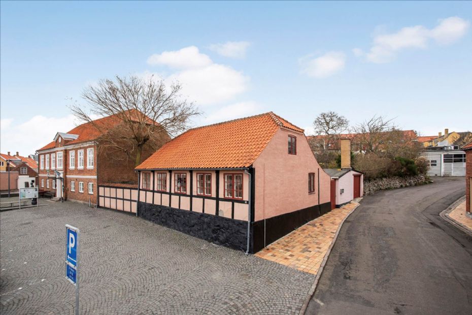 Charmerende bolig midt p� torvet i Hasle