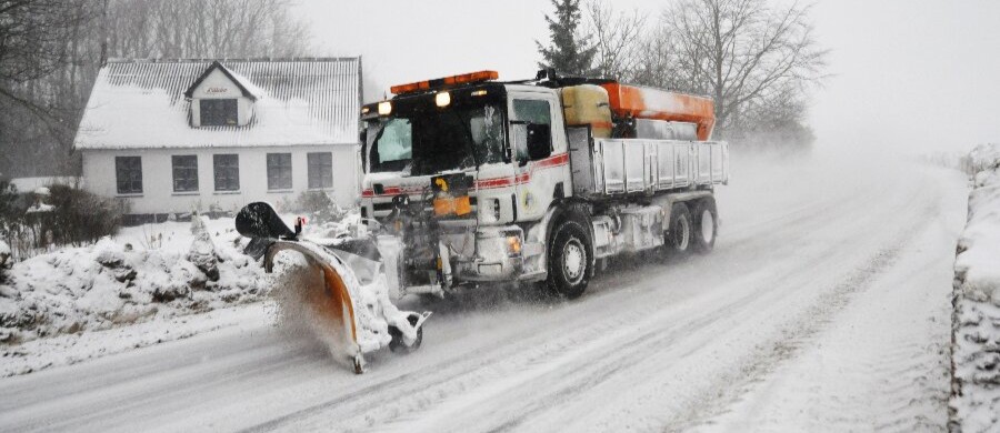 Sne og fygning giver glatte veje p� Bornholm