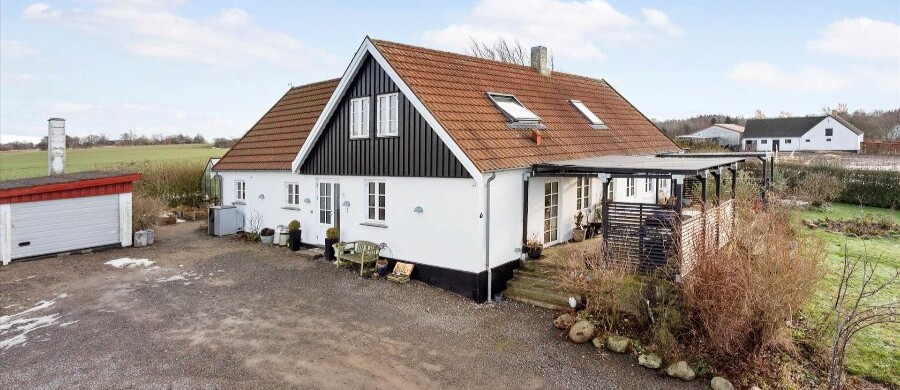 Stor moderniseret ejendom ved Vang uden bop�lspligt