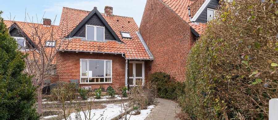 Indflytningsklart byhus med brugbar k�lder