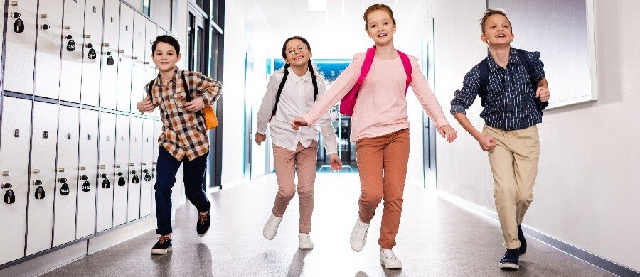 F�rre skoleelever i flere distrikter � R�nne g�r frem