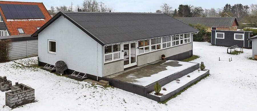 Moderne 1-plans villa t�t p� skole, skov og strand