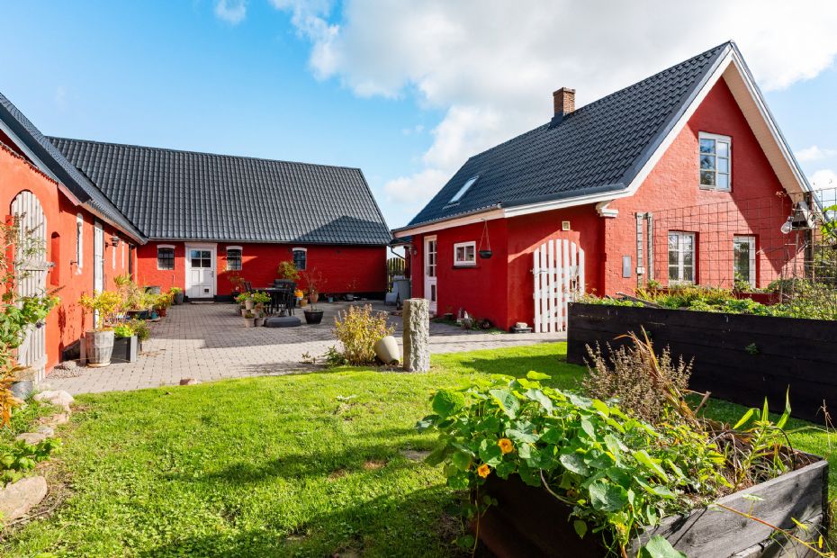 Bondehus med plads til tre boligenheder