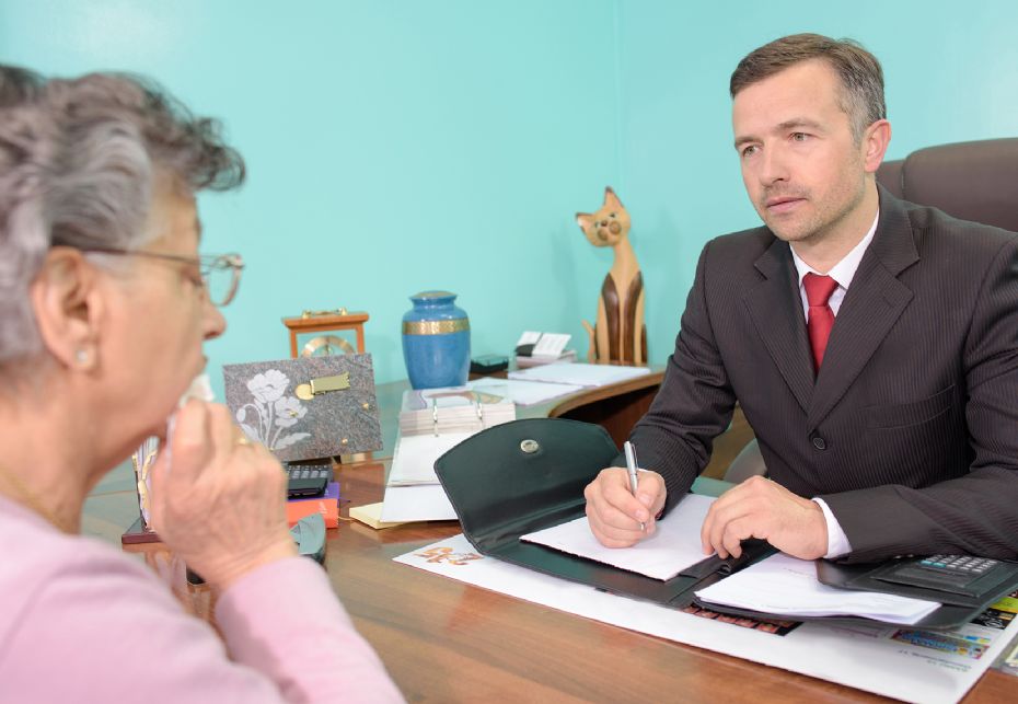 Bedemanden hj�lper efterladte gennem et d�dsfald