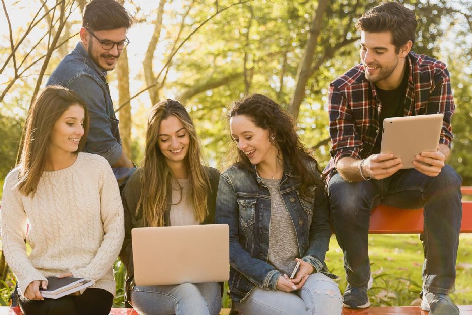 H�jskolen former dig for livet