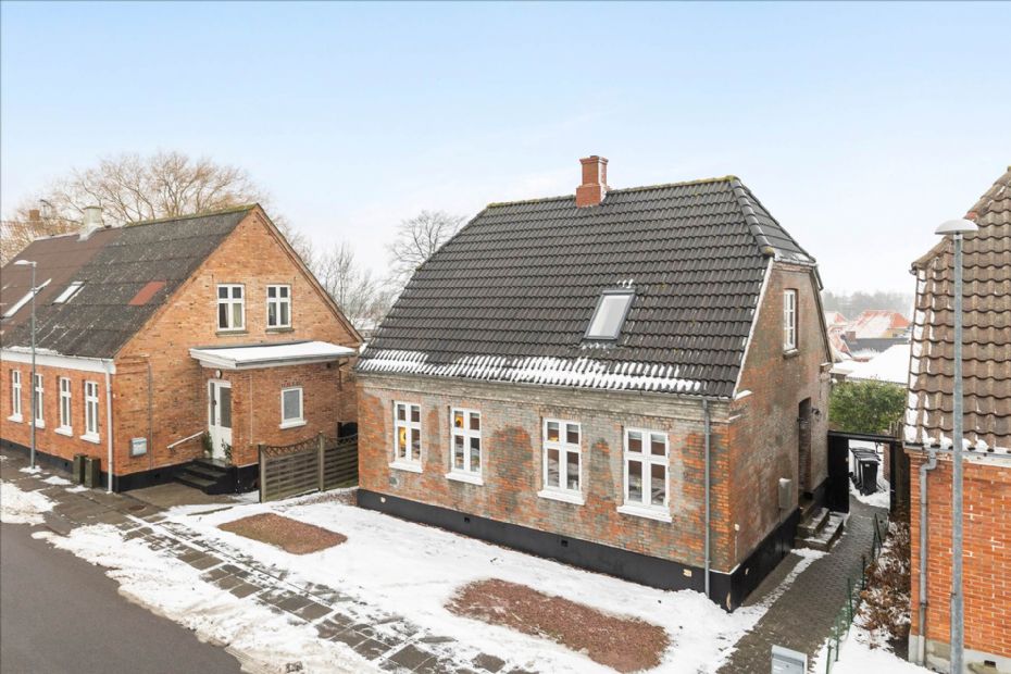 Velbeliggende byhus i Aakirkeby i p�n stand