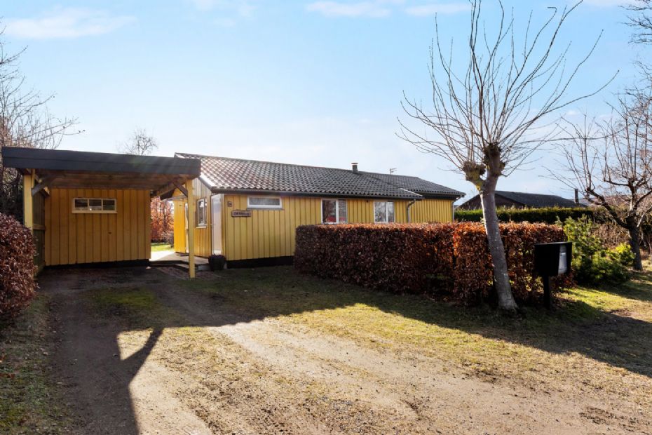 Sommerhus t�t p� stranden i Arnager