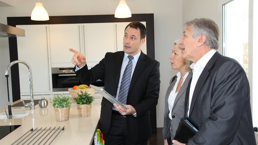 �ldre sidder uhj�lpeligt fast i parcelhusene