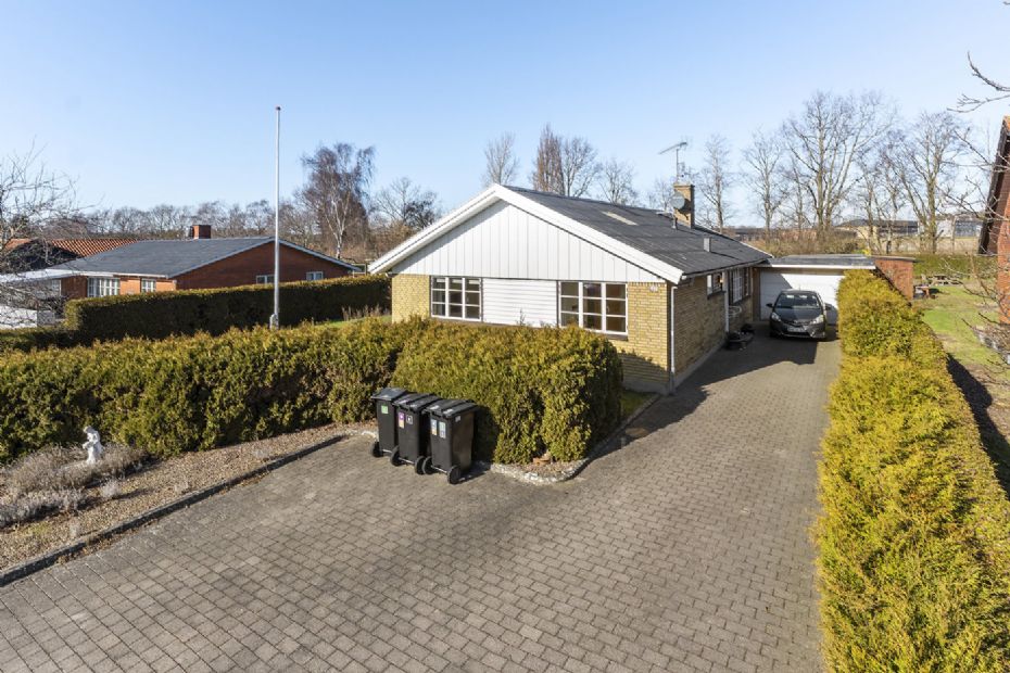 Familievenlig villa med lys udestue i R�nne