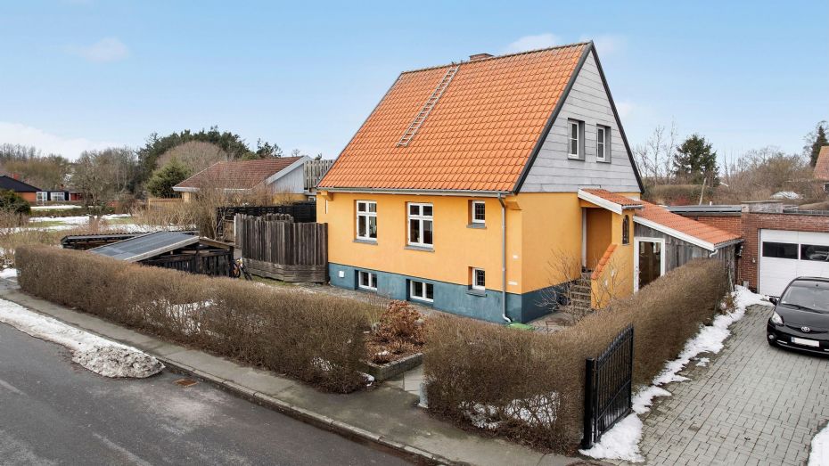 Moderniseret villa t�t p� naturen i Klemensker