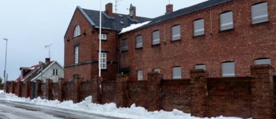 34-�rig mand tiltalt for at true kvindelig ansat i arresten