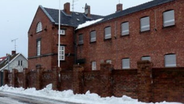 Fredag 10-4-26 - 13:20 34-�rig mand tiltalt for at true kvindelig ansat i arresten