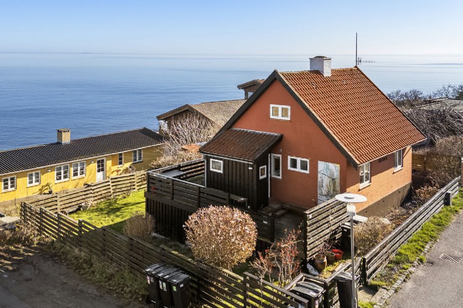Charmerende fritidshus med havudsigt i Gudhjem