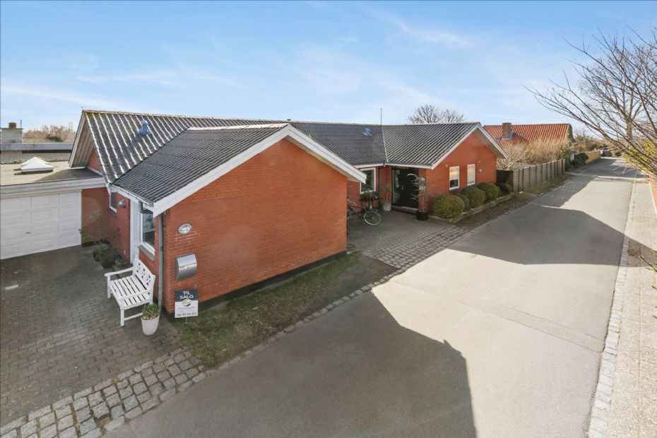 Villa i R�nne t�t p� vandet, skoven og stranden