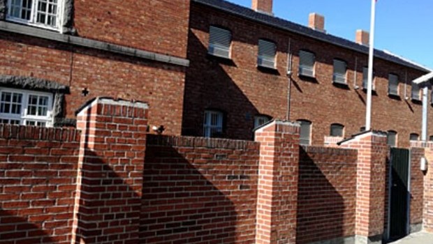 Torsdag 23-4-26 - 15:49 19-�rig arrestant tiltalt for flugt og narkobesiddelse