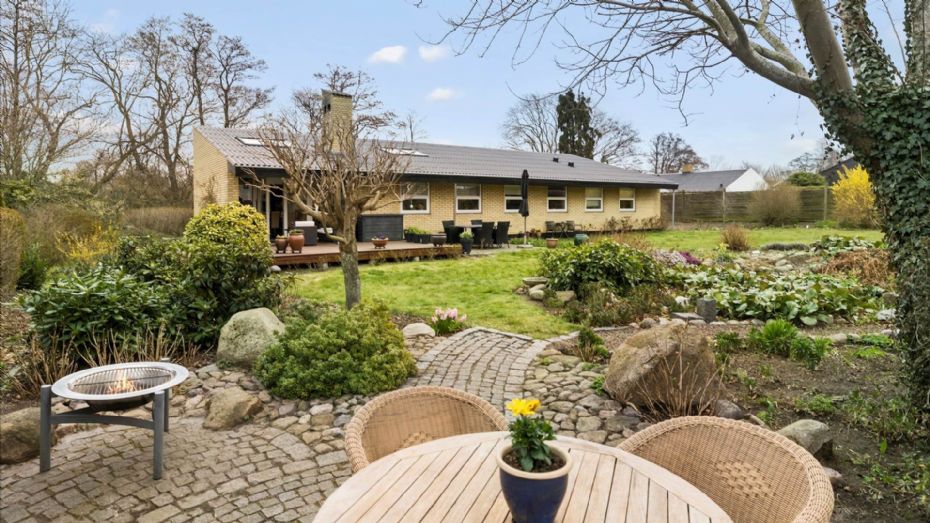 Arkitekttegnet villa i attraktivt kvarter i R�nne