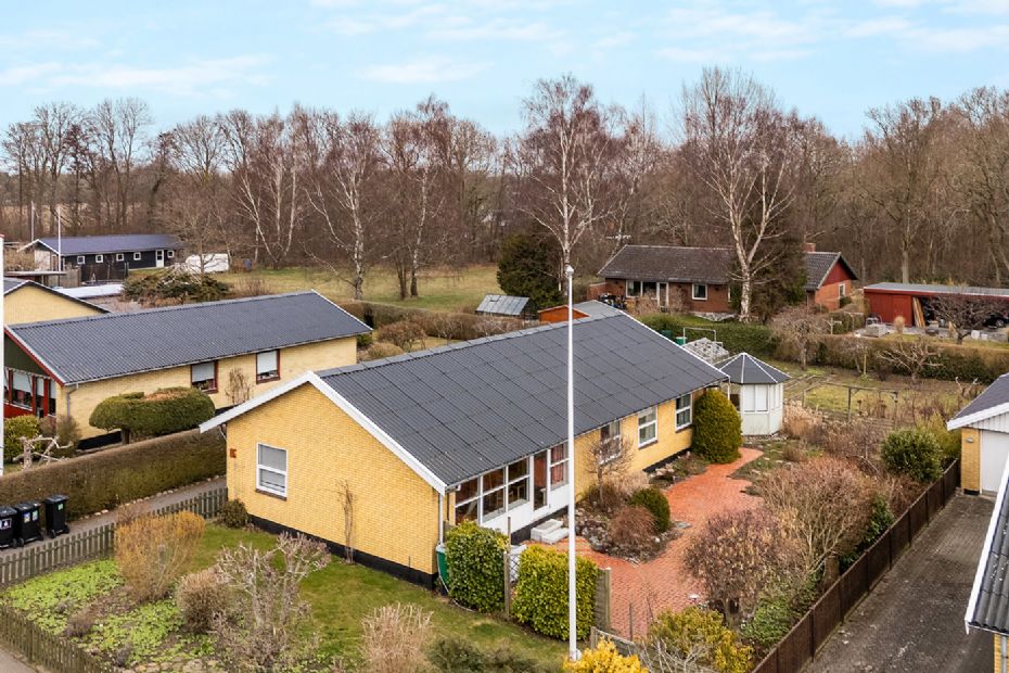 Velholdt 70�er-villa t�t p� skov og strand