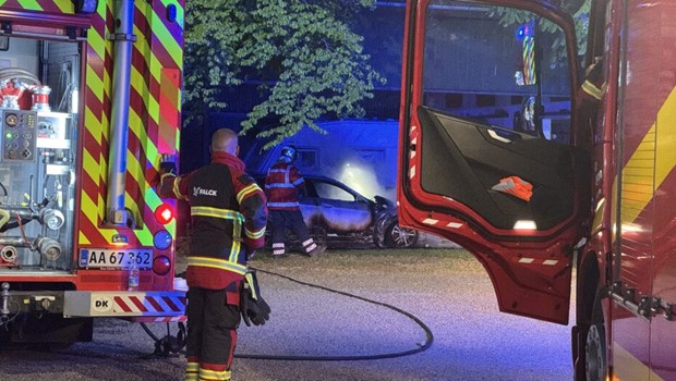 S�ndag 10-5-26 - 00:46 Bil i brand i Pedersker