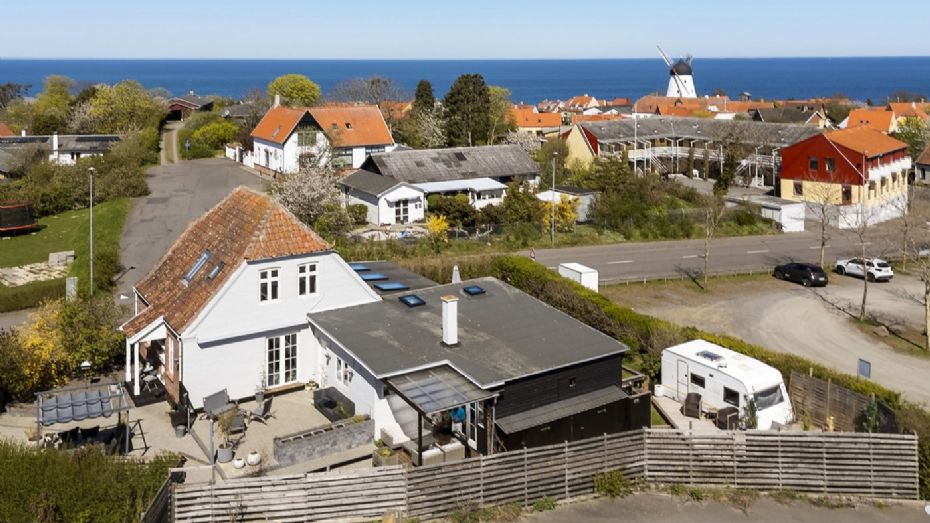 Moderniseret villa med havudsigt og fleksibel indretning
