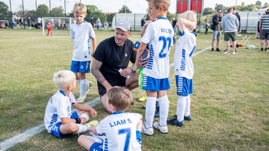 Opfordrer for�ldre til god opf�rsel p� sidelinjen