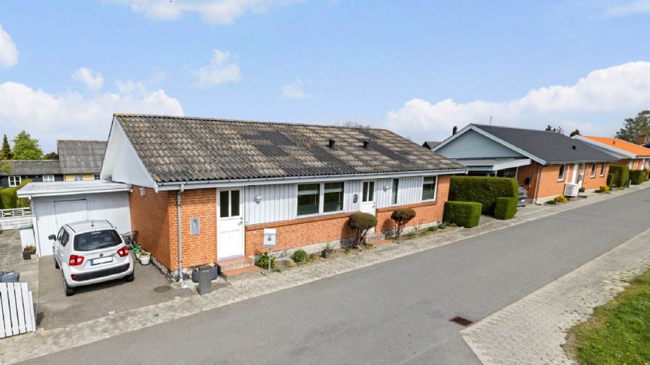 Villa i R�nne med plads til familien og hyggelig have