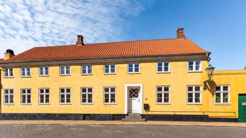 Historisk byhus med sj�l midt i R�nne