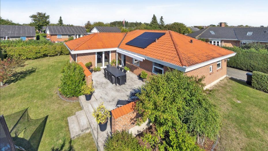 Moderne villa med solceller og plads til hele familien