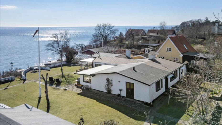 Villa i f�rste r�kke til havet p� Strandvejen