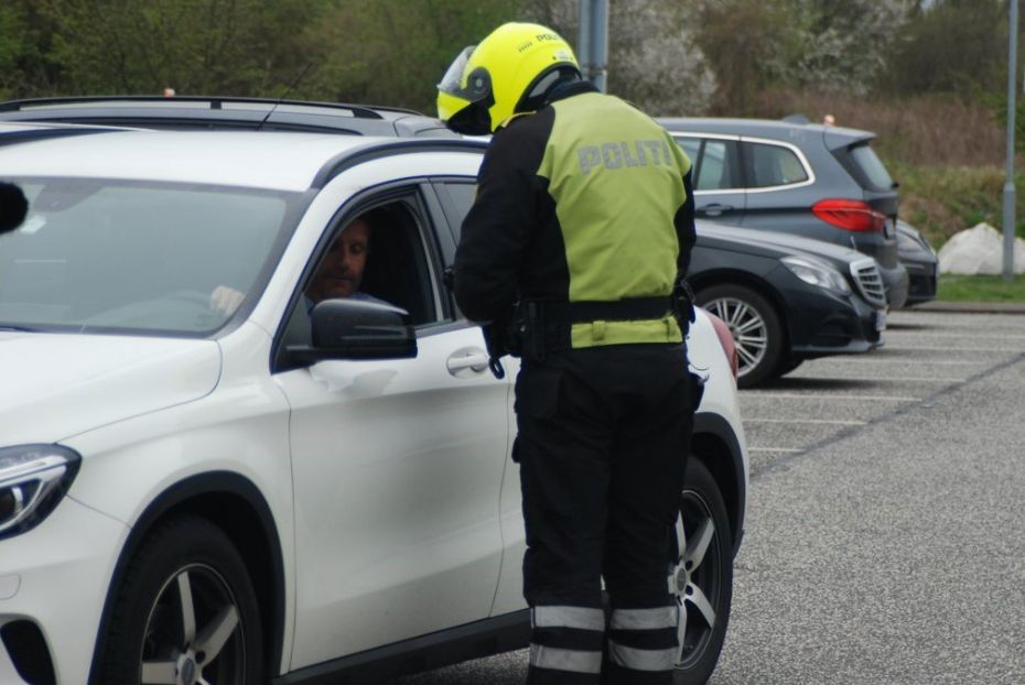 Politiet fjerner ulovligt parkerede biler i Allinge