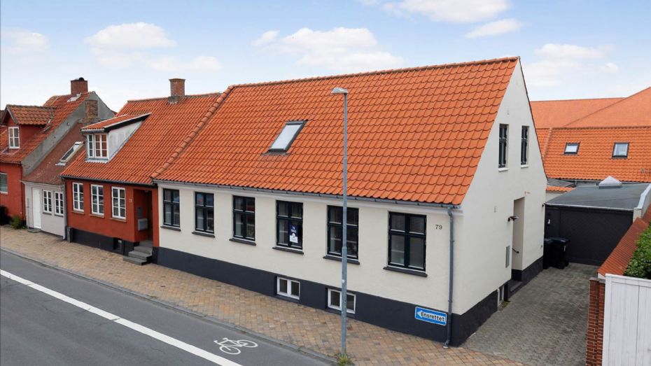 Flot byhus med ugeneret g�rdhave midt i R�nne